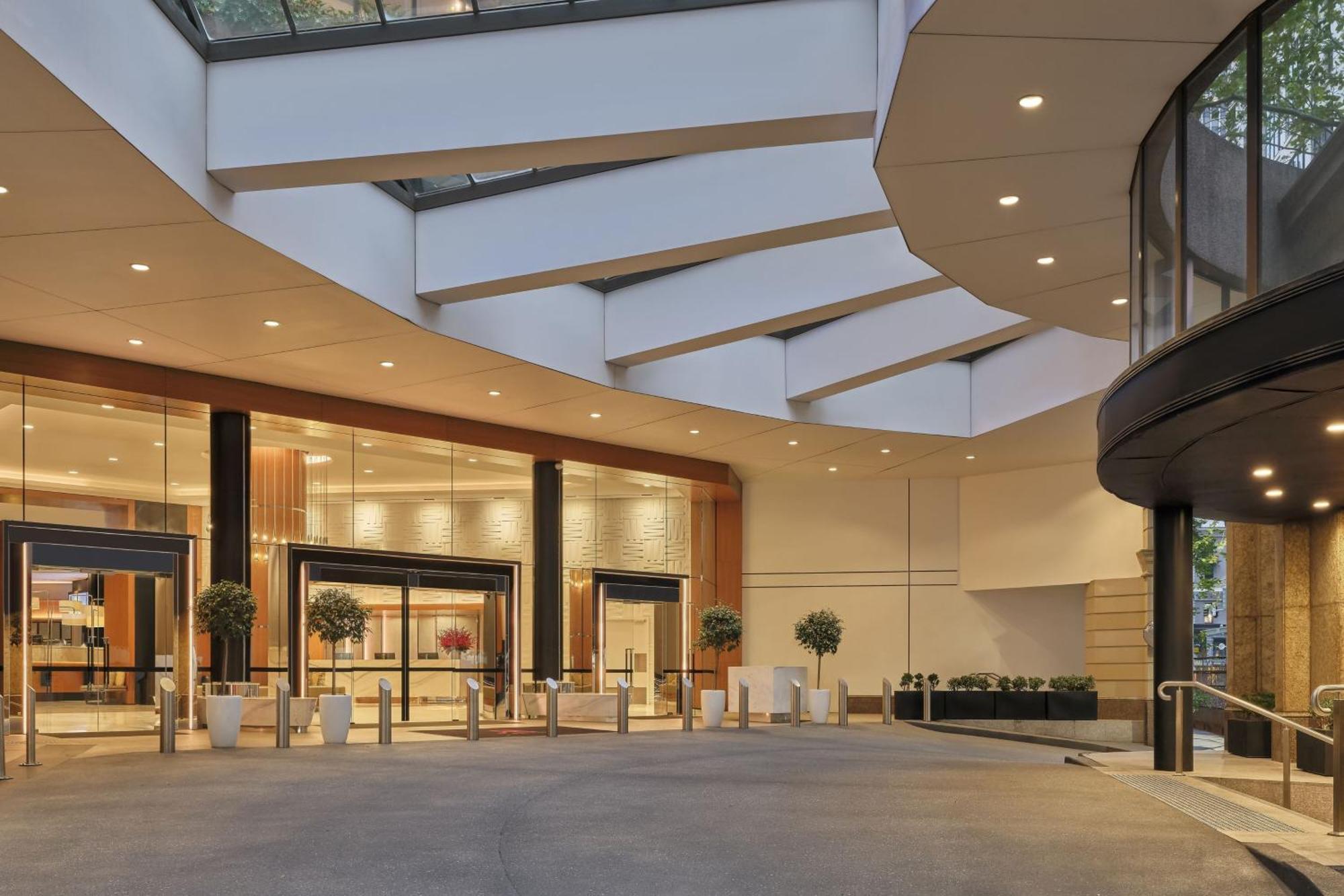 Sydney Harbour Marriott Hotel At Circular Quay Exterior photo The entrance of the hotel