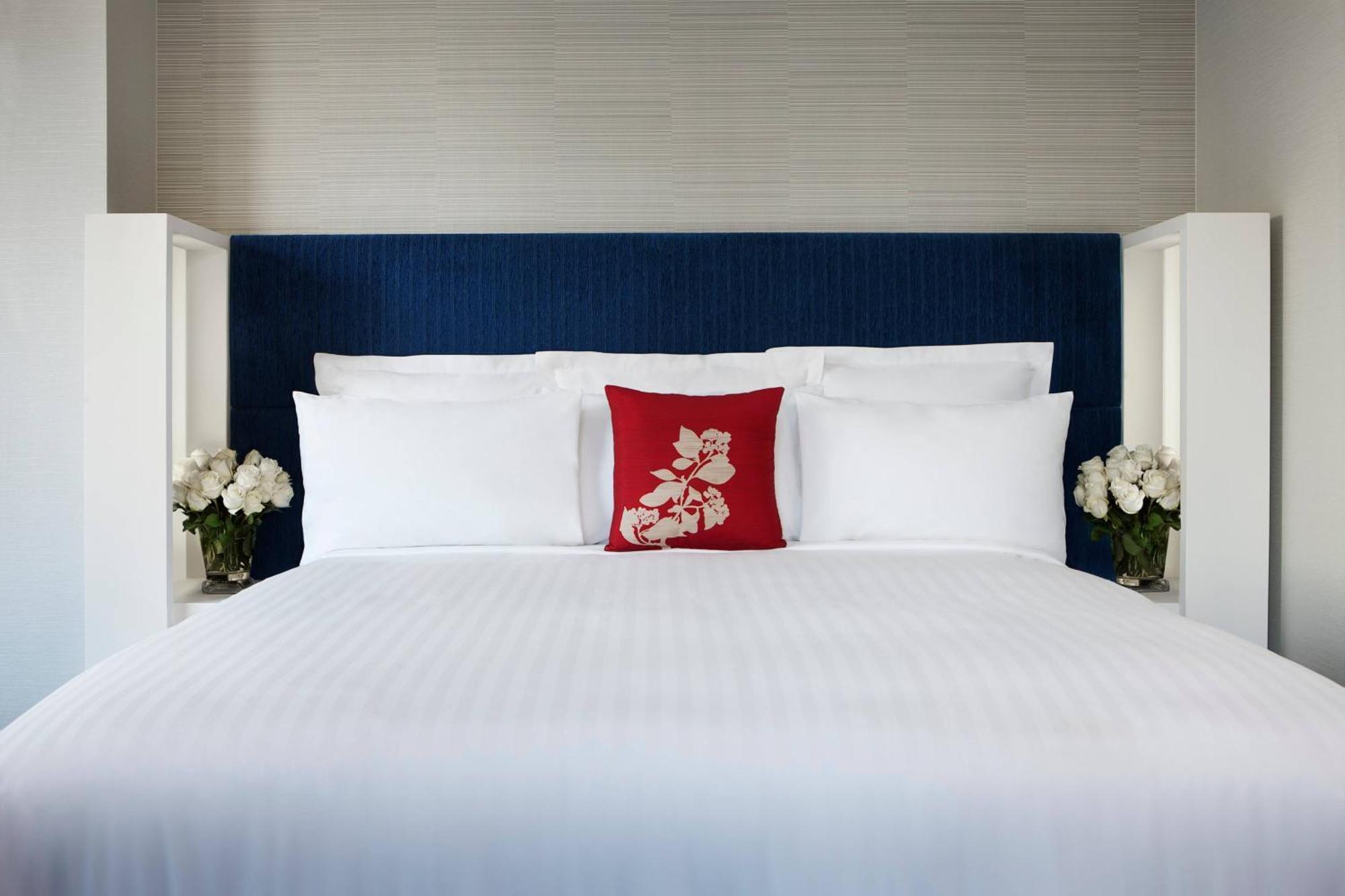 Sydney Harbour Marriott Hotel At Circular Quay Exterior photo A bed with a red pillow